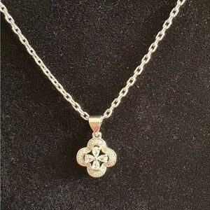 Elegant 18k Plated Silver Clover Pendant Necklace! Tarnish free and waterproof.